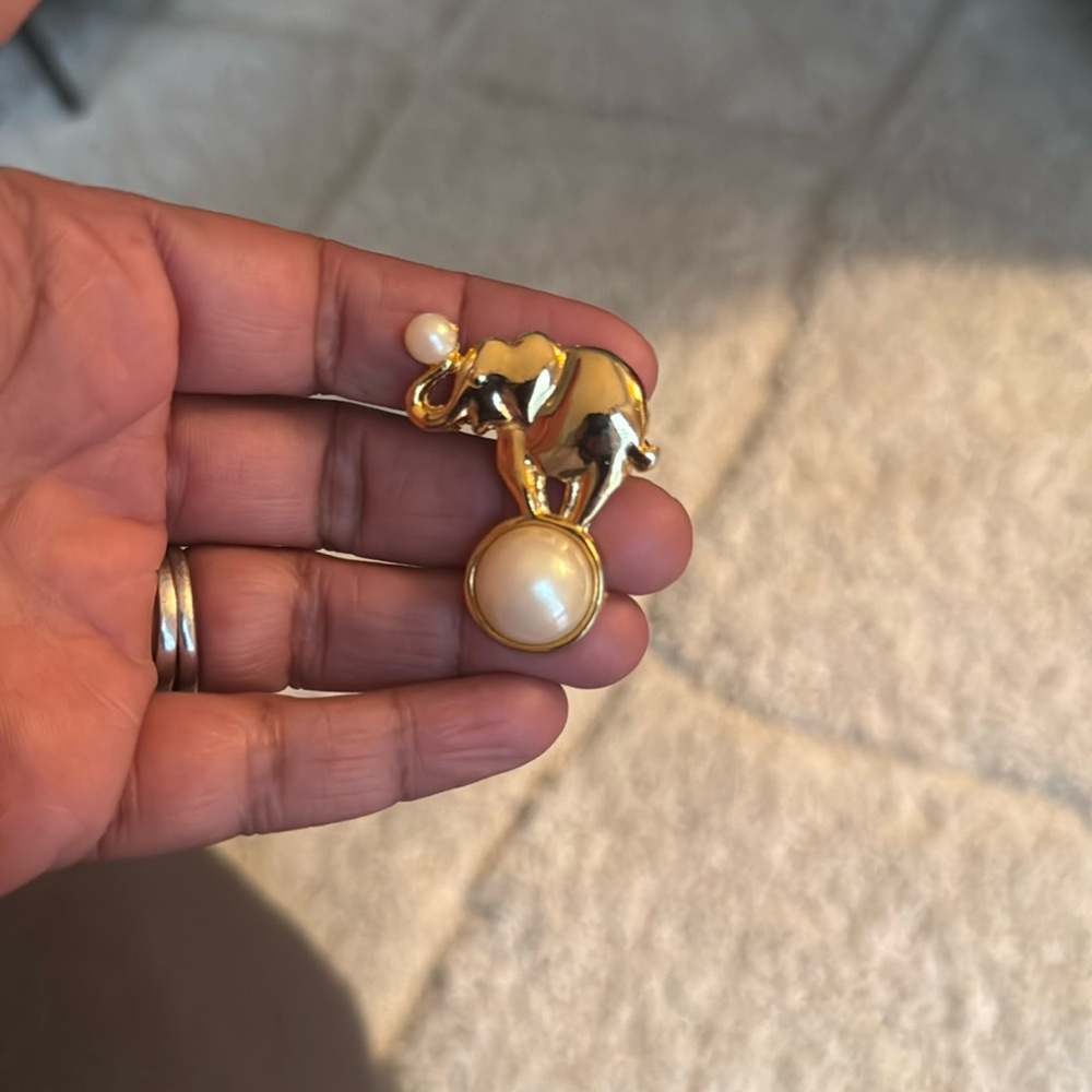 Trifari Gold Tone Elephant with Faux Pearl Brooch Pin Signed Circus 🎪